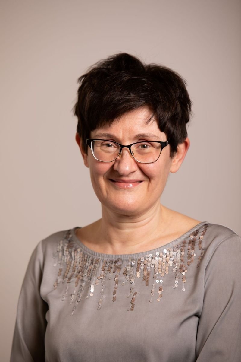 Foto da Dra. Mária Deli, pesquisadora líder do estudo sobre DMT e AVC